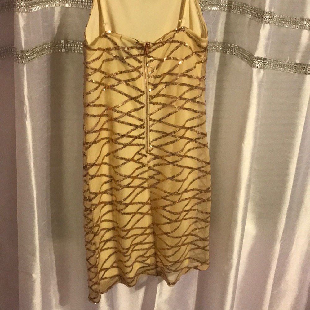 Short dress - Picture 3 of 4